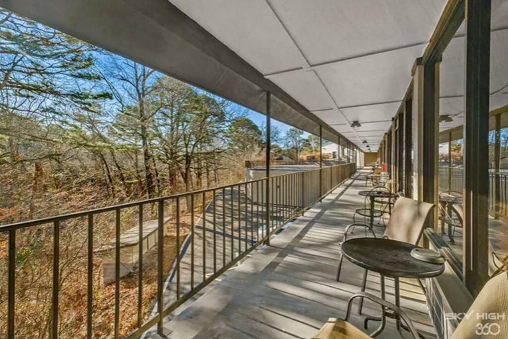 Stonegate Lodge King Bed, Wifi, 50In Roku Tv, Salt Water Pool Room #108 Юрика Спрингс Экстерьер фото