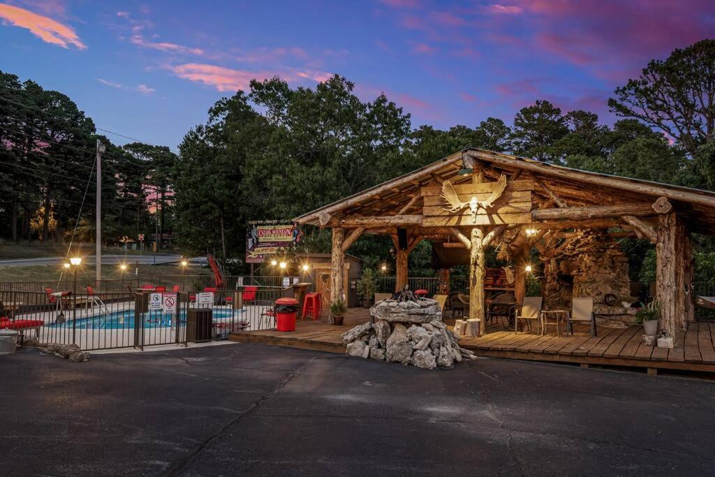 Stonegate Lodge King Bed, Wifi, 50In Roku Tv, Salt Water Pool Room #108 Юрика Спрингс Экстерьер фото