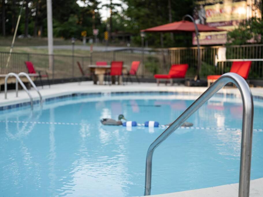 Stonegate Lodge King Bed, Wifi, 50In Roku Tv, Salt Water Pool Room #108 Юрика Спрингс Экстерьер фото